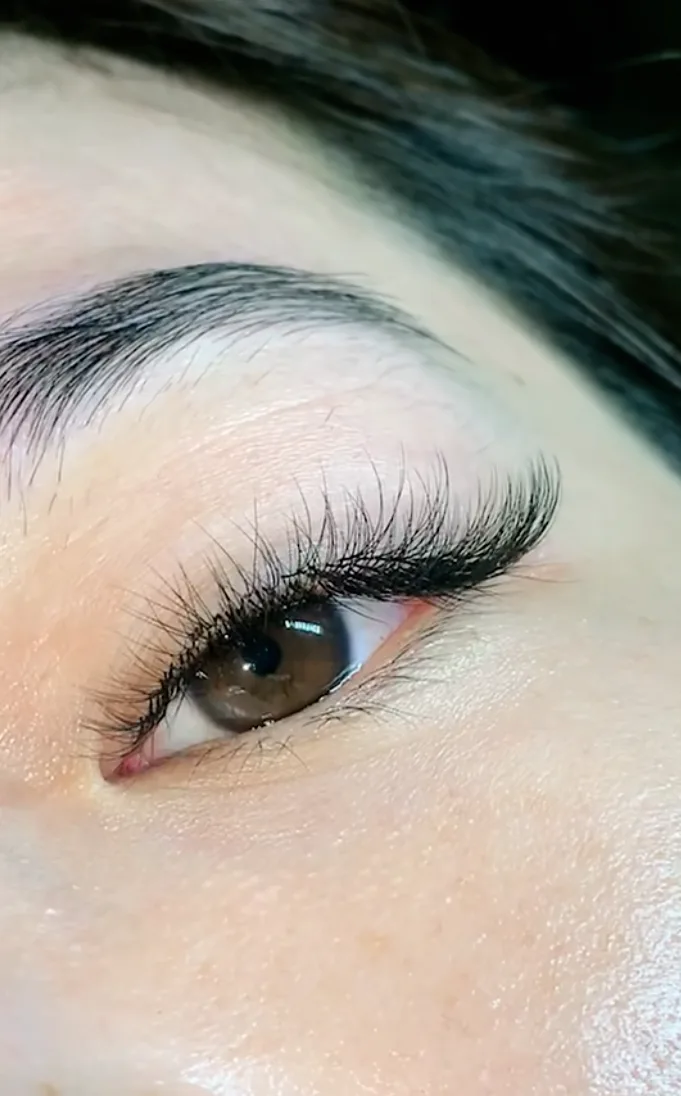 Geschwungene Wimpernverlängerung bei Glow Nails & Lashes Potsdam-Babelsberg