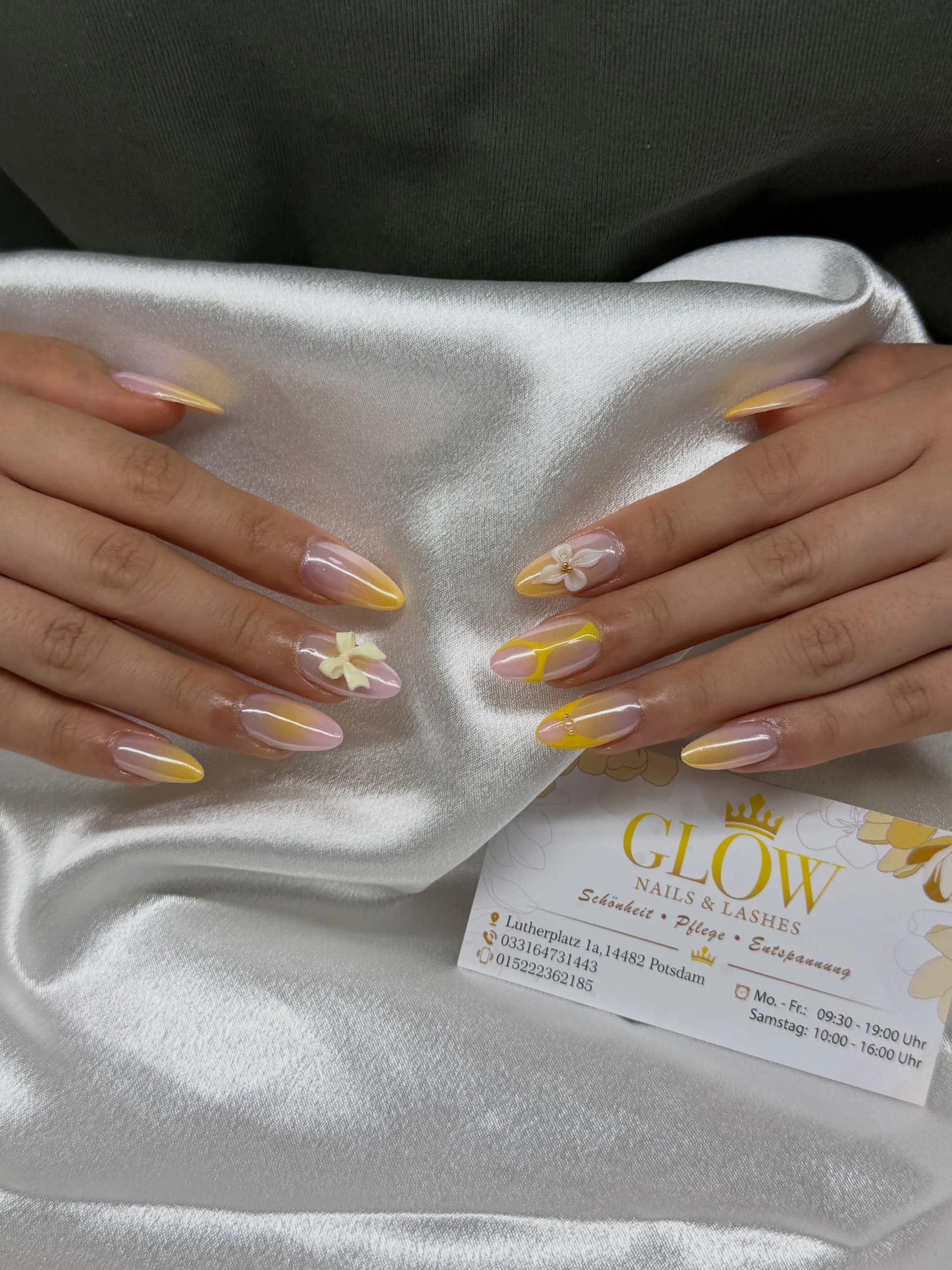 Gelbes florales Nageldesign von Glow Nails & Lashes in Potsdam-Babelsberg