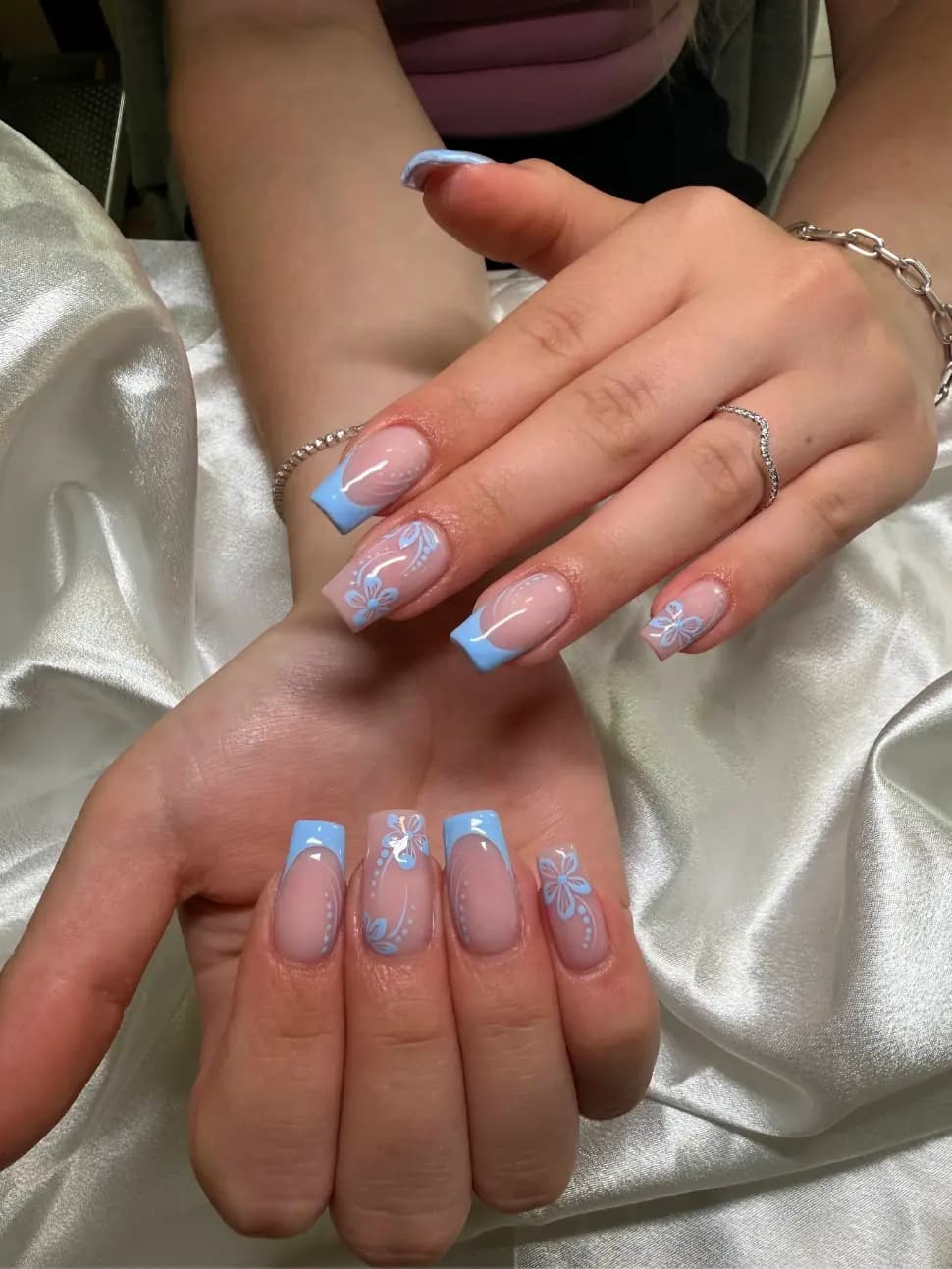 Hellblaue French Nails mit floralen Details bei Glow Nails & Lashes Potsdam-Babelsberg