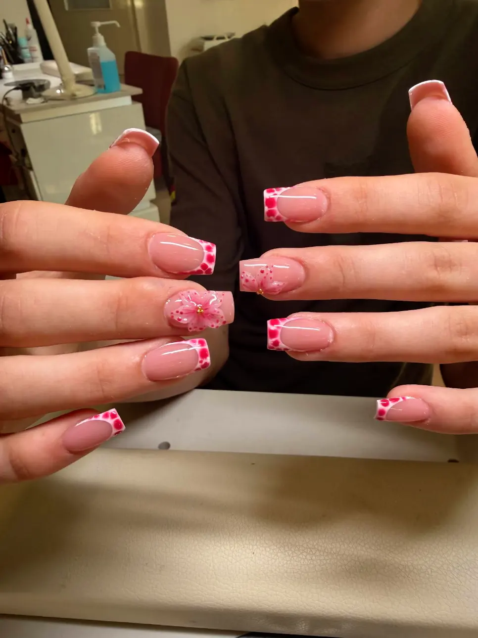 Rosa French Nails mit floralen Details und 3D-Blüte bei Glow Nails & Lashes Potsdam-Babelsberg