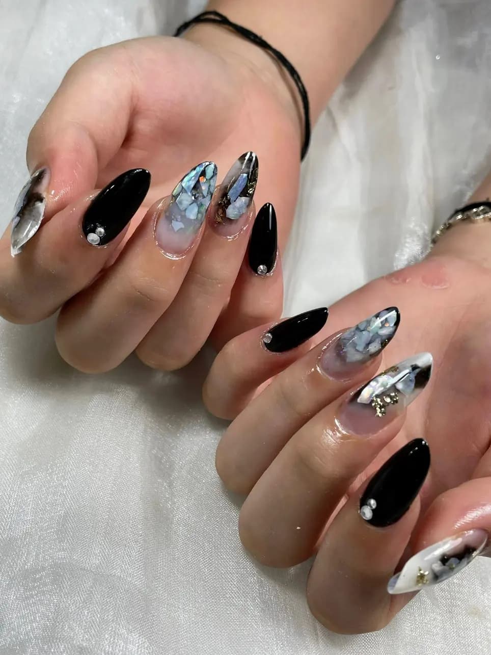 Schwarzes Naildesign mit Perlmutt- und Marmor-Details bei Glow Nails & Lashes Potsdam-Babelsberg