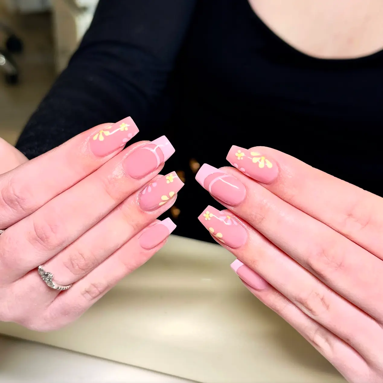 Quadratische rosa Nägel mit kleinen floralen Pastell-Details bei Glow Nails & Lashes Potsdam-Babelsberg