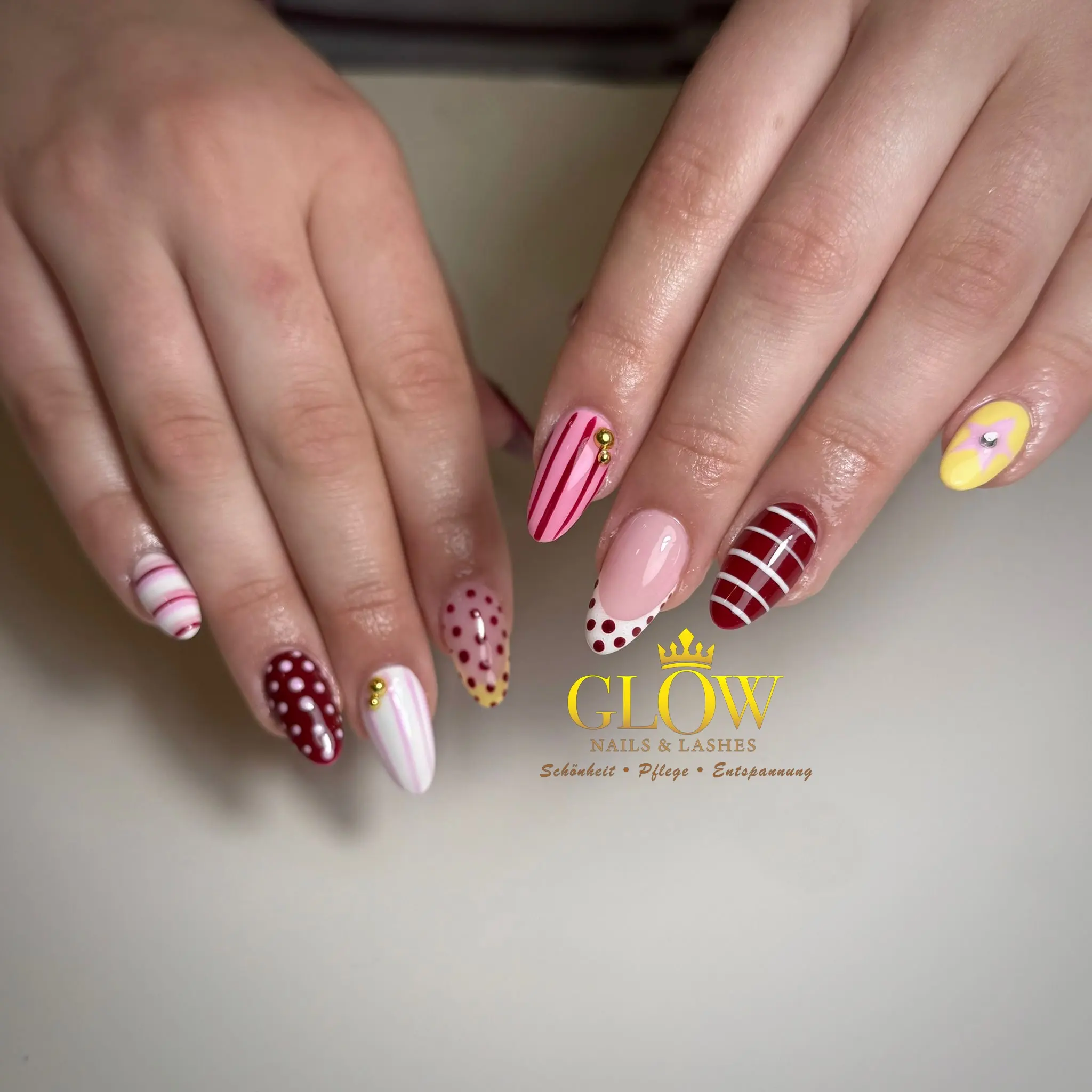Nageldesign mit roten, rosa und gelben Mustern bei Glow Nails & Lashes Potsdam-Babelsberg