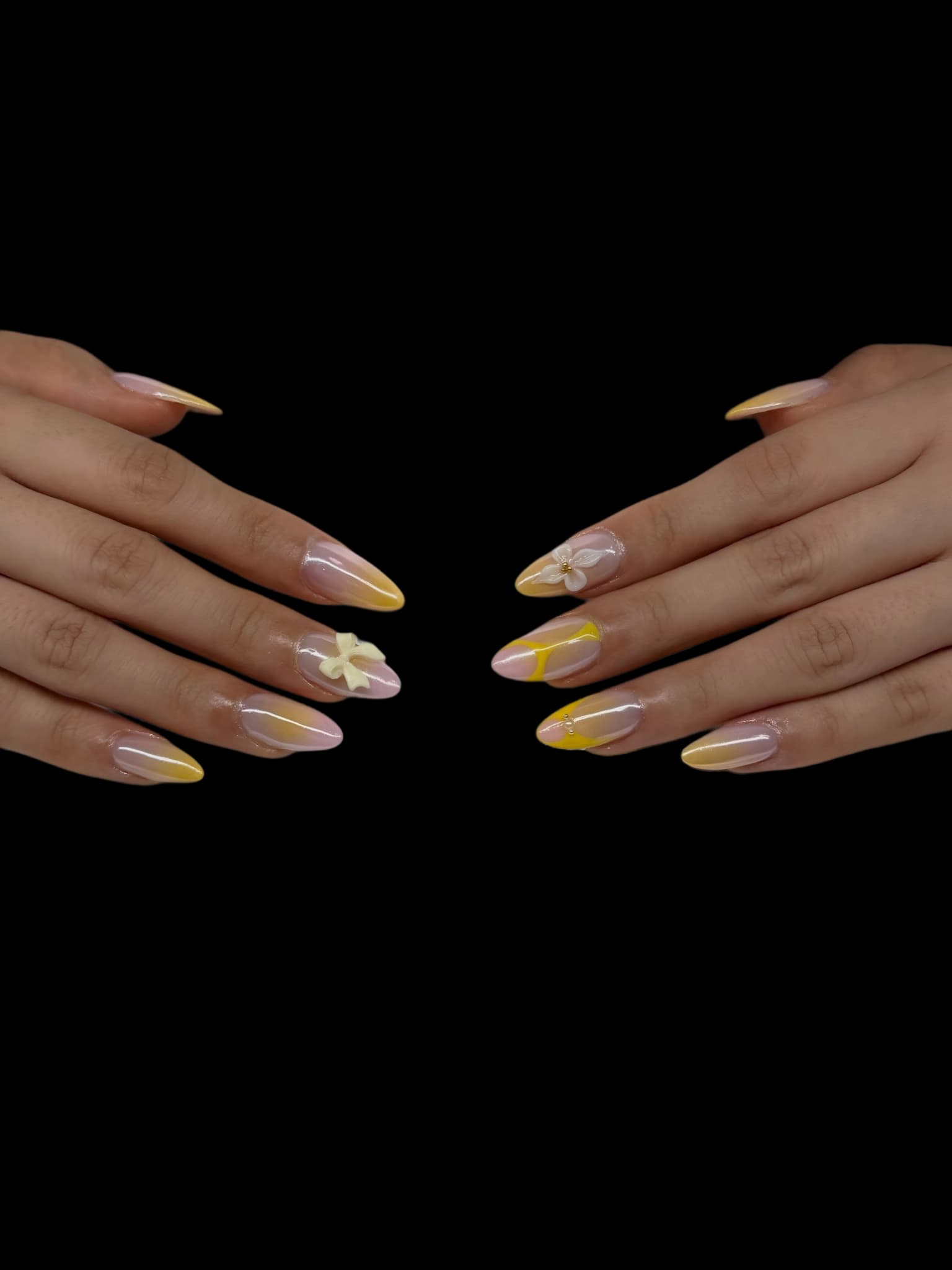 Gelbes florales Nageldesign von Glow Nails & Lashes in Potsdam-Babelsberg